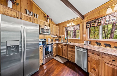 Maggie Valley Cabin | Beary Round Retreat - Views, 3 Master Suites, Minutes to Downtown, Large Deck!
