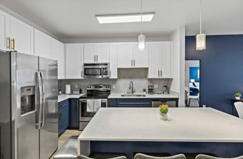 Cherry Apartment | Beautiful 1BD - 5Min DT, Gym, Parking, W-D - Sleeps 6