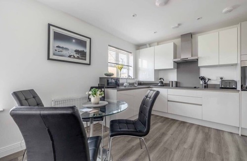 Runnymede Condo | Beautiful 2 Bed/2 Bath/Parking - By Tempstay