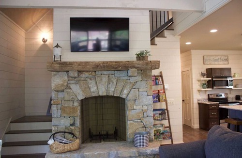 Highlands Cottage | Beautiful 2-bedroom, sleeps 6, modern mountain chic cottage - July Pippin