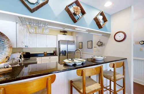 Pine Knoll Shores Condo | Beautiful 2nd-Floor Condo Overlooking Beach w/Free WiFi, Balcony, Full Kitchen