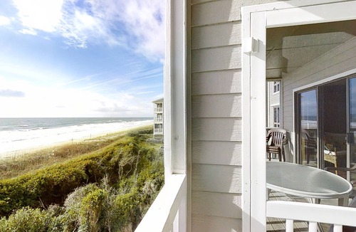 Pine Knoll Shores Condo | Beautiful 2nd-Floor Condo Overlooking Beach w/Free WiFi, Balcony, Full Kitchen