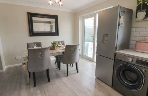 Shiremoor House | Beautiful 3-Bed Family Home, Metro & Motorway Links