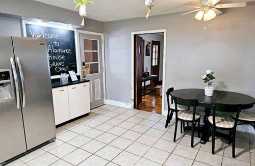 Burlington House | Beautiful 4 Bed Retreat near Elon College and The Burlington City Park.