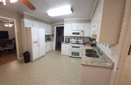 Evans House | Beautiful 4BR/3BA Fully Furnished Home in Quiet Neighborhood