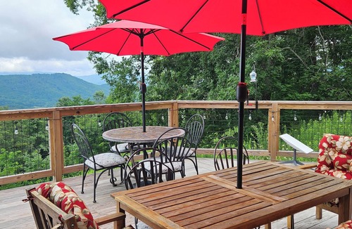 Frank House | Beautiful 5-bedroom log cabin with spectacular mountain views.