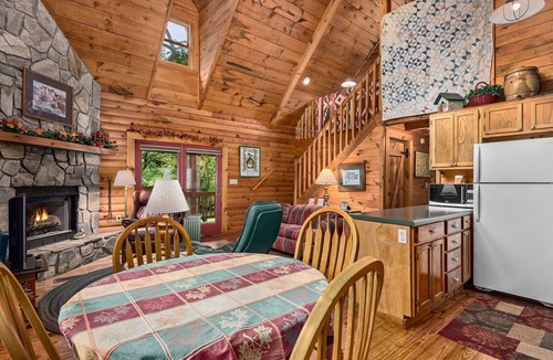 Weaverville Cabin | Beautiful Acorn Cabin, 10 min from Asheville