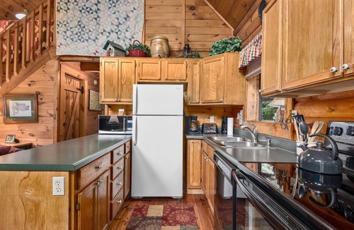 Weaverville Cabin | Beautiful Acorn Cabin, 10 min from Asheville