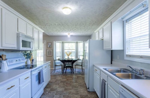 East Fayetteville House | Beautiful and relaxing cottage!