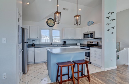 Ocean Sands House | Beautiful Beachy Home. Short Walk to Beach. Pool, Hot Tub, Pool Table.