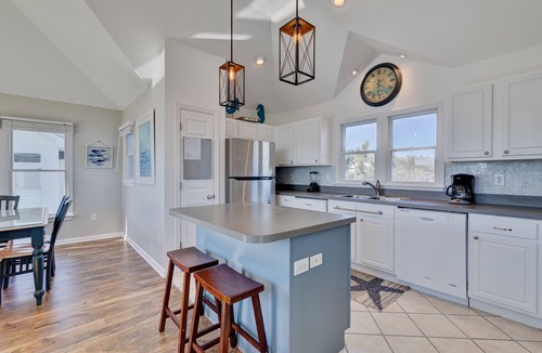 Ocean Sands House | Beautiful Beachy Home. Short Walk to Beach. Pool, Hot Tub, Pool Table.