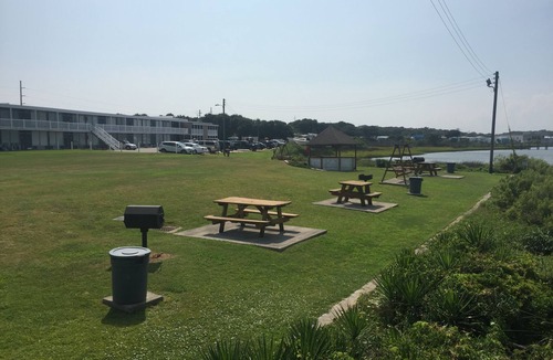 Atlantic Beach Apartment | Beautiful Bogue Shores 1st Floor Studio with Beach & Sound Access