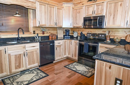 Tarheel Cabin | Beautiful cabin 5 min to Murphy, screened in deck with gas fire pit & hot tub