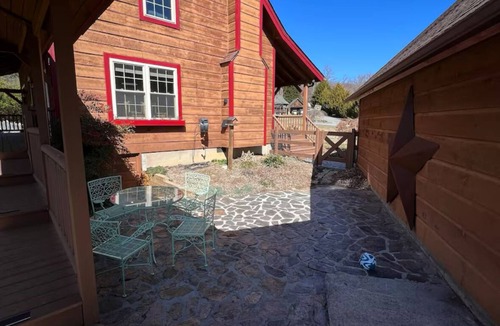 Mills River Cabin | Beautiful cabin in charming Mills River with hot tub