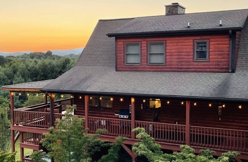 Piney Creek Cabin | Beautiful Cabin with Mountain Views and Access to the New River!