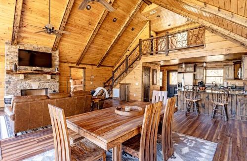 Topton House | Beautiful Cabin with Lofted Space and Deck in Topton, North Carolina