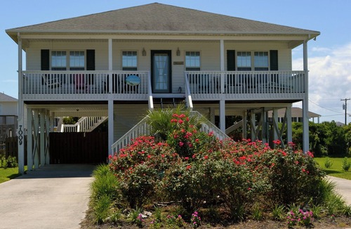Surf City House | Beautiful, clean "Topsail" Author Home, 1½ Blocks to Beach, Fenced Yard for Pets
