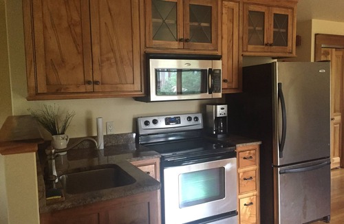 Fletcher Apartment | Beautiful Country Setting! Convenient Location " The Carriage House"