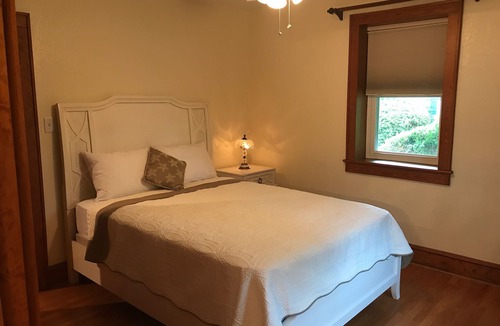 Columbia House | Beautiful, cozy cottage, a two minute walk to the Scuppernong River boardwalk