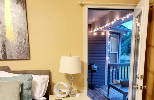 Burlington House | Beautiful family home near Elon & Greensboro, w/deck and firepit!