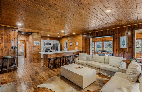 Lake Sequoyah House | Beautiful Highlands Cabin 5 minutes to town!