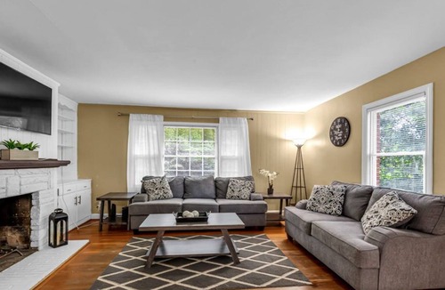 Winston - Salem House | Beautiful Large Home, Great 4 Kids. 2x Living Room