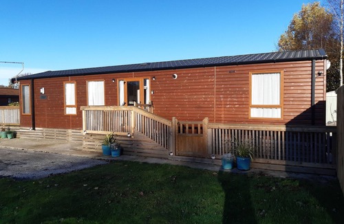 Wilberfoss Cabin | Beautiful lodge with spa hot tub