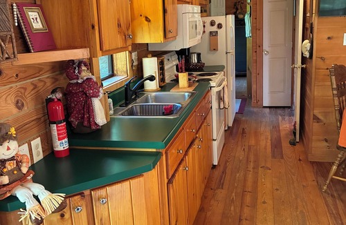 Todd Cabin | BEAUTIFUL LOG CABIN NEAR NEW RIVER HIKING STARGAZING WIFI NICE COUPLES RETREAT