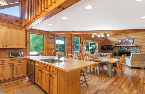 Maggie Valley Cabin | Beautiful Log Home with VIEWS! Hot Tub, Pool Table, High-Speed WIFI!