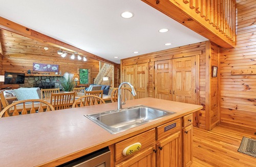 Maggie Valley Cabin | Beautiful Log Home with VIEWS! Hot Tub, Pool Table, High-Speed WIFI!