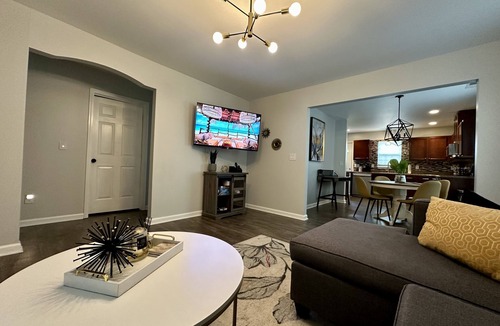 Southeast Raleigh House | Beautiful Modern House 5 minutes To Downtown Raleigh