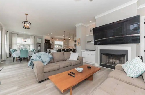 Mayhew House | Beautiful Modern Lake Home in Mooresville NC