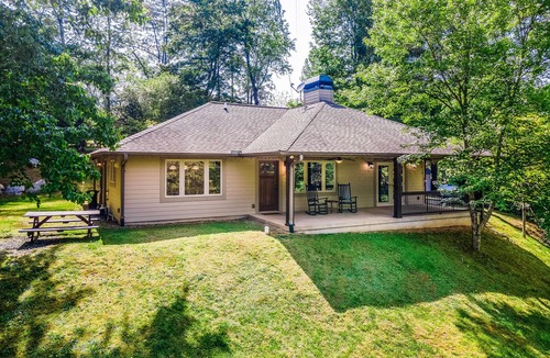 Otto House | Beautiful mountain home on creek with free WiFi, private washer/dryer, deck, AC