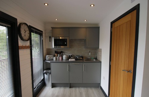 Gumley Apartment | Beautiful open plan Lakeside Lodge in Shearsby