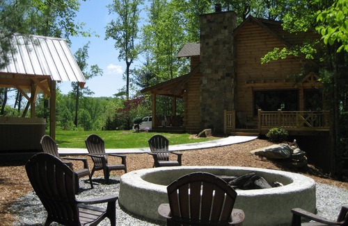 Hendersonville Cabin | BEAUTIFUL & PEACEFUL LOG CABIN FIREPLACE, FIRE-PIT & HOT TUB