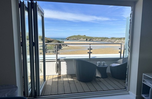 Porth Apartment | Beautiful Porth beach front 3 bedroom apartment
