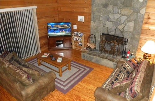 Marion Cabin | Beautiful Private Log Cabin Nestled In A Gated Community With Mountain Views.