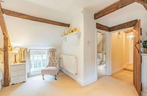 Swindon House | Beautiful thatched country 4 Bedroom Cottage