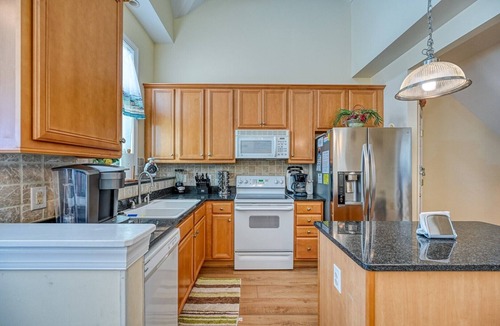 Surf City House | Beautiful Townhouse, Community Pool and Beach Access