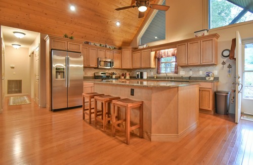 River Ridge House | Beautiful Views & Easy Access. 15 min to Waynesville and 30 Min to Asheville