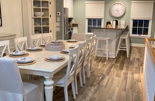 Buck Island House | BEAUTIFULLY DECORATED ~ CLOSE TO THE BEACH ~ 5 BEDROOM/4 BATH