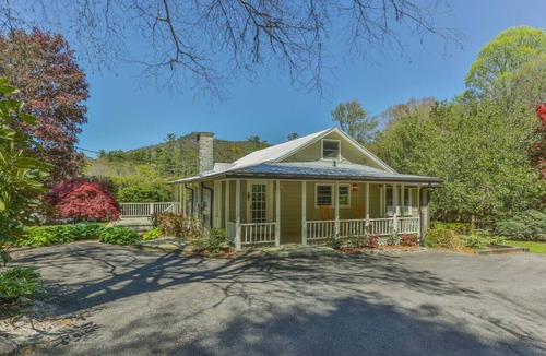 Cashiers House | Beautifully renovated cottage only 6 minutes to Cashiers!