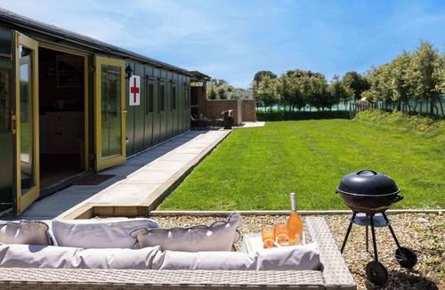 Birdham House | Beautifully Restored WW2 Carriage - Sleeps 6