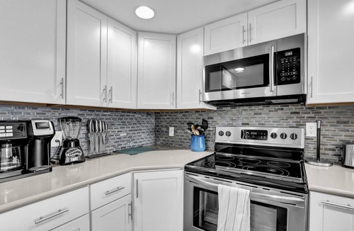 Sneads Ferry Condo | Beautifully Updated Oceanfront Condo w/wine fridge