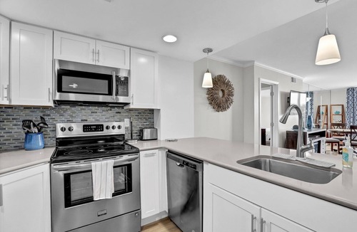 Sneads Ferry Condo | Beautifully Updated Oceanfront Condo w/wine fridge