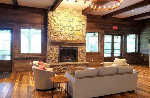 Westfield House | Bedroom 1 - Modern Farmhouse Styled Lodge with Beautiful Views and a Restaurant