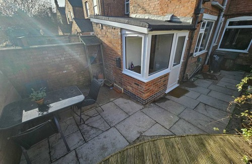 Oadby House | Bee Accommodations - Leicester Home