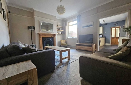 Oadby House | Bee Accommodations - Leicester Home