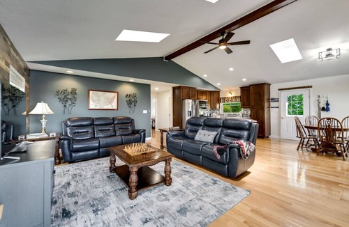 Franklin House | Bella Vista -HOT TUB! -A View Forever!
