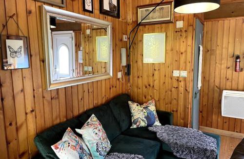 Taynuilt House | Belle 2 bedroom log cabin with hot tub, forest and loch